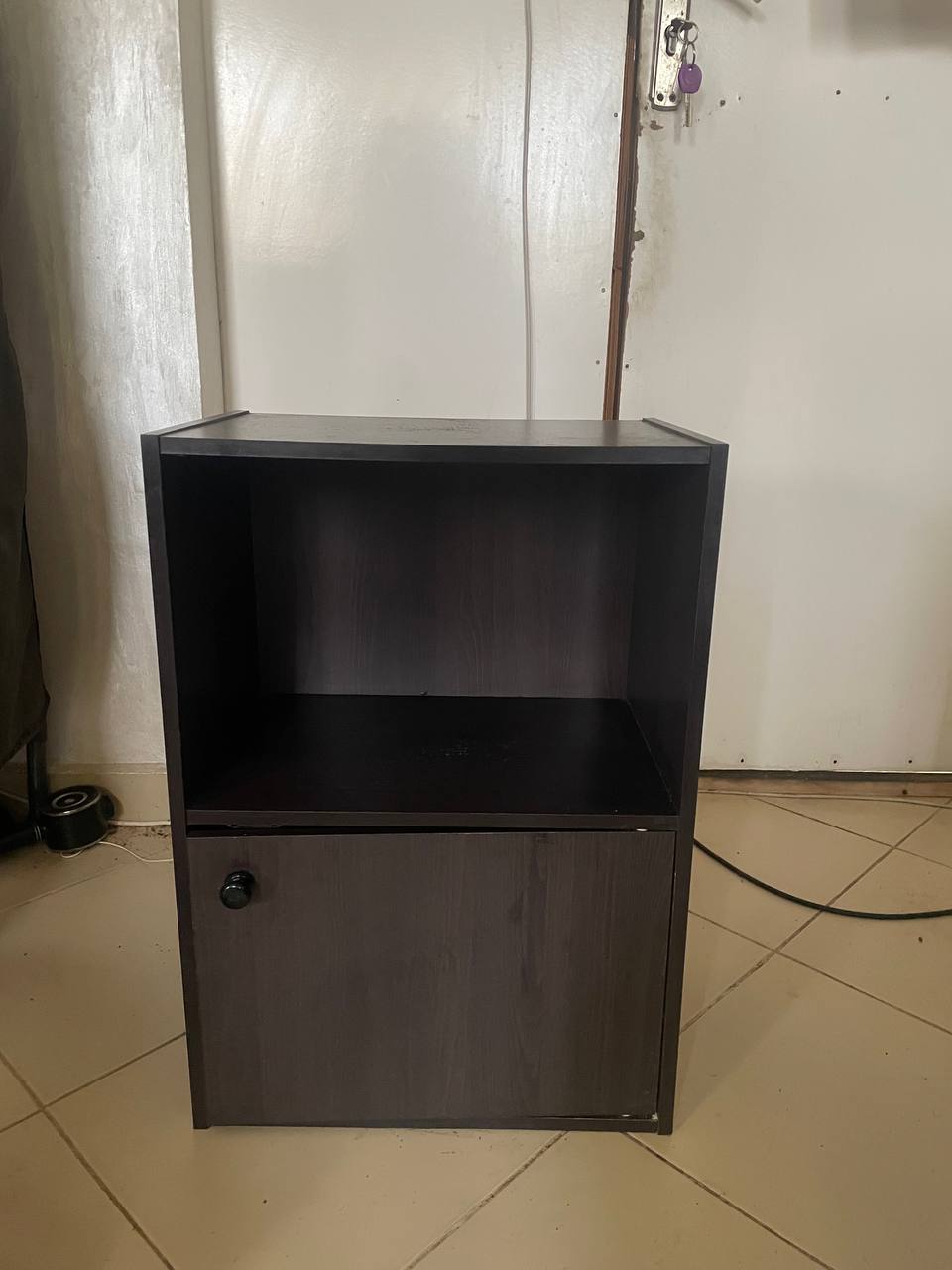 Petit meuble de rangement avec porte