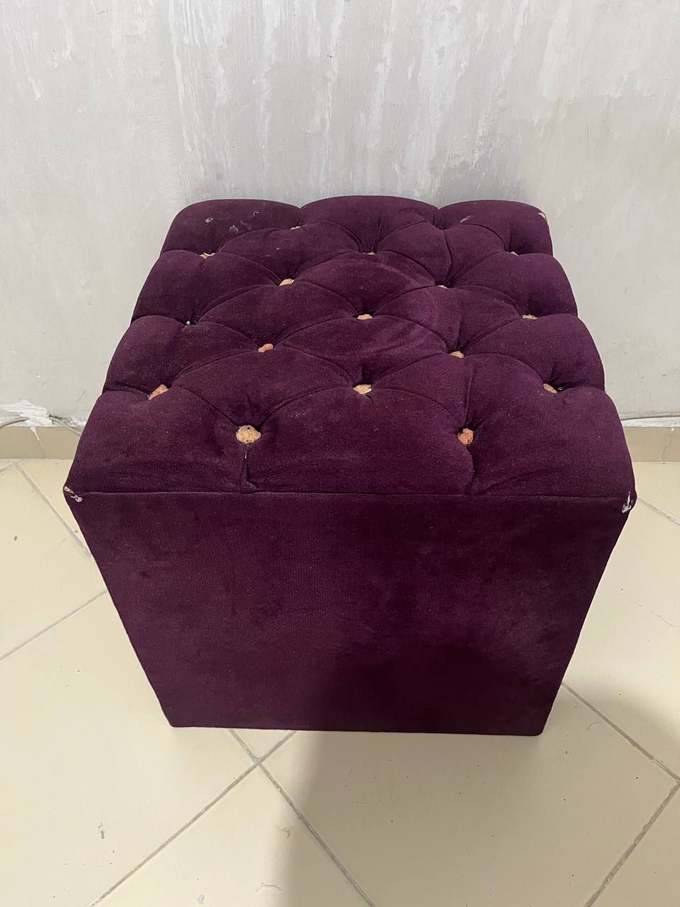 Pouf capitonné bordeaux